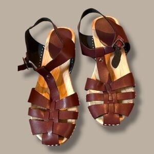 SOLD! The Unbranded Brand Brown Gladiator Clogs Sz 8
